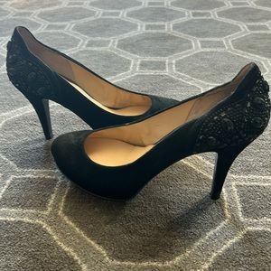 Platform toe suede pump with beautiful beading on the back heel